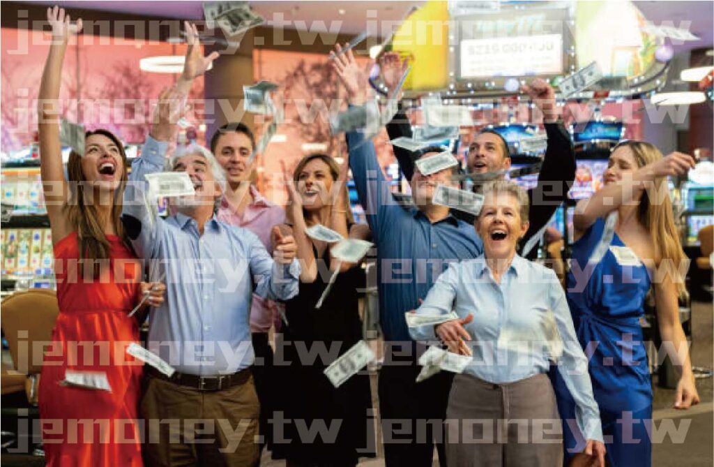 「一群男女在娛樂場所開心慶祝中獎,現金鈔票在空中飛舞,背景為繽紛的老虎機與燈光。」