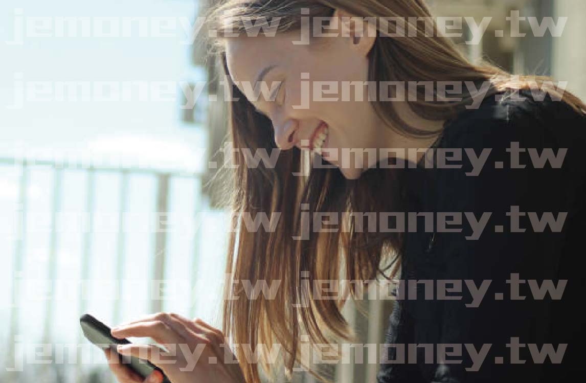 「年輕女性在陽台陽光下開心看著手機,象徵透過 LINE 娛樂城輕鬆體驗遊戲樂趣的自由。」